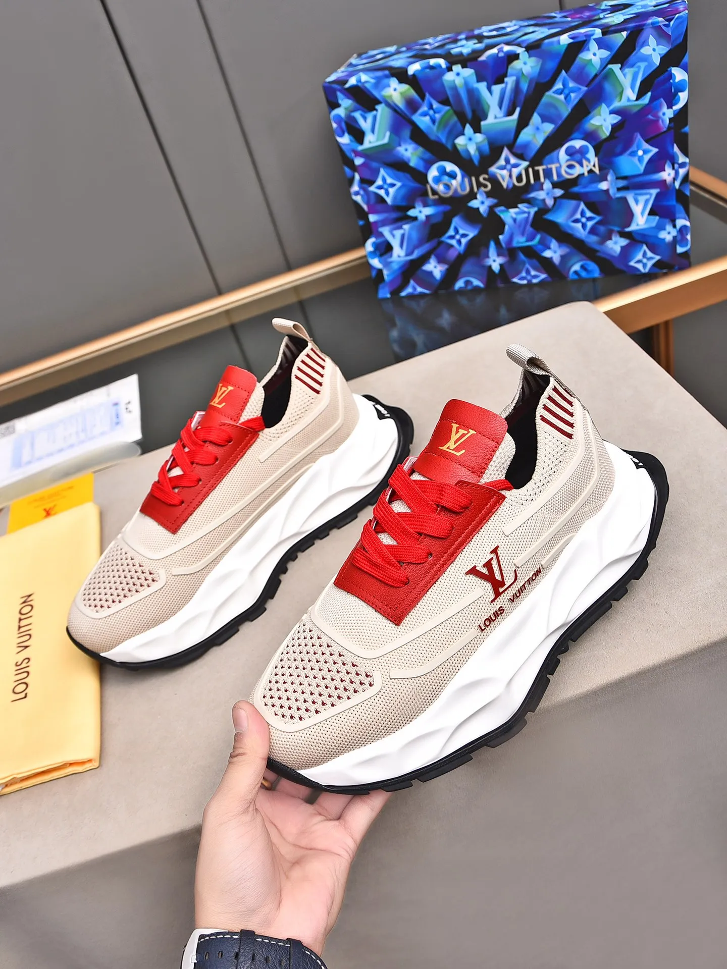 Men's shoes 💰500 LV high-end hot model 👍 Counter 1 design. The face is made of high-elastic fly knit + cowhide + imported glue! TPU outsole is easy to put on, light, comfortable and elastic, trendy and fashionable! ! ! 💪Multiple colors to choose from! Code number: 38-44 (45 46 customized)